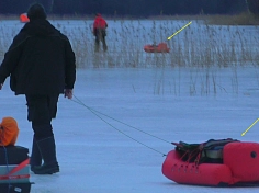 Фотография "ОКУНЬ" - надувные сани (салазки) с пуфиком для зимней рыбалки из ПВХ (PVC) ТаймТриал