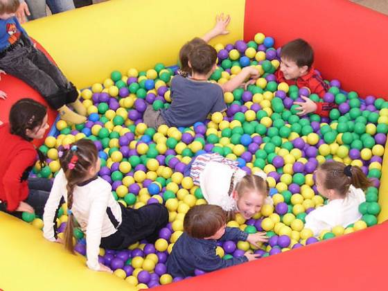 Надувная детская игровая площадка или сухой бассейн с шариками