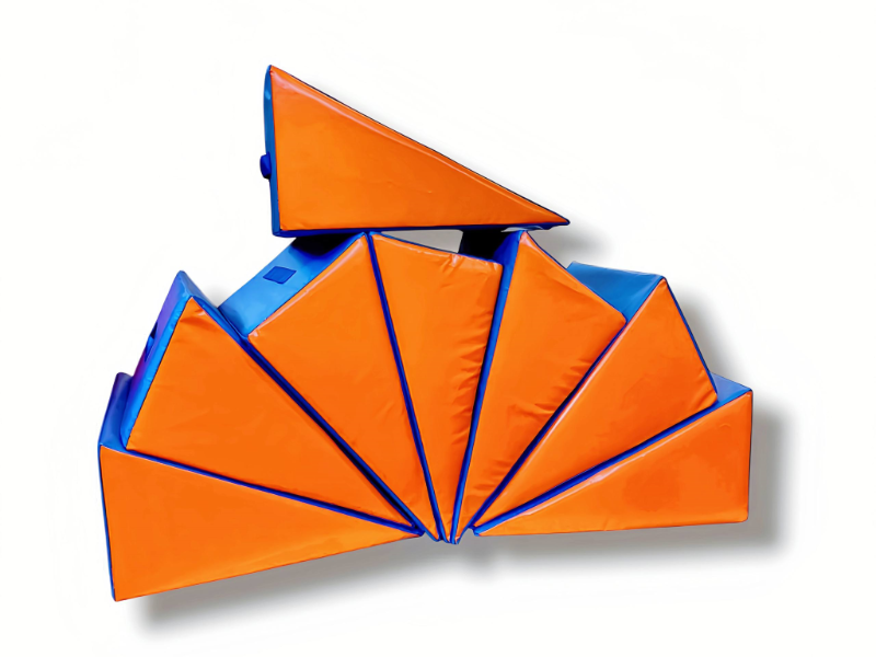 Фотография "ТРЕУГОЛЬНИК" - Мягкий модуль для гимнастики для использования в спортивном зале детского сада, школы или спортивного клуба для детей и подростков из ткань ПВХ (PVC) ТаймТриал