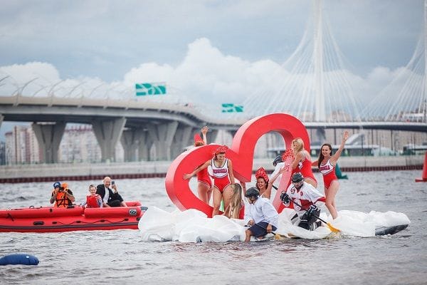 В Петербурге впервые состоялось шоу самодельных плавательных конструкций «Заплыв»