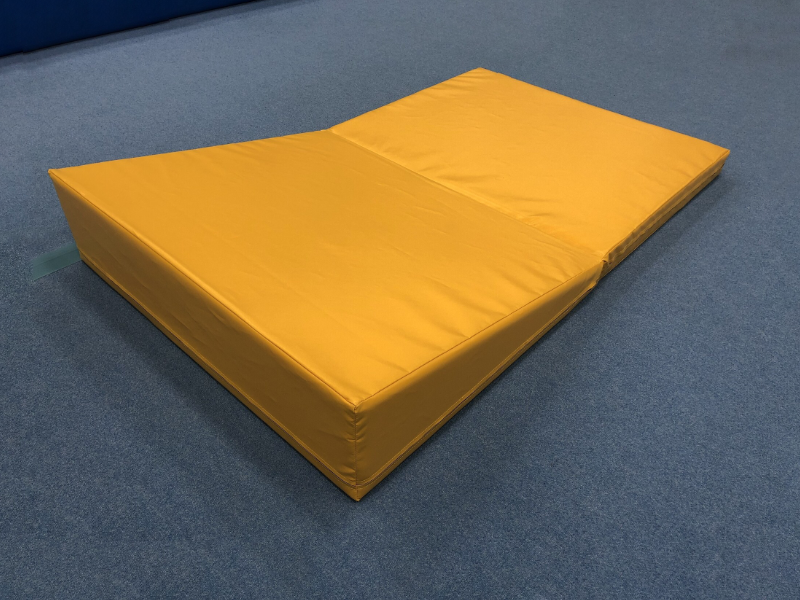 Фотография "РАСКЛАДНОЙ ТРЕУГОЛЬНИК" - Мягкий модуль для гимнастики для использования в спортивном зале детского сада, школы или спортивного клуба для детей и подростков из ткань ПВХ (PVC) ТаймТриал