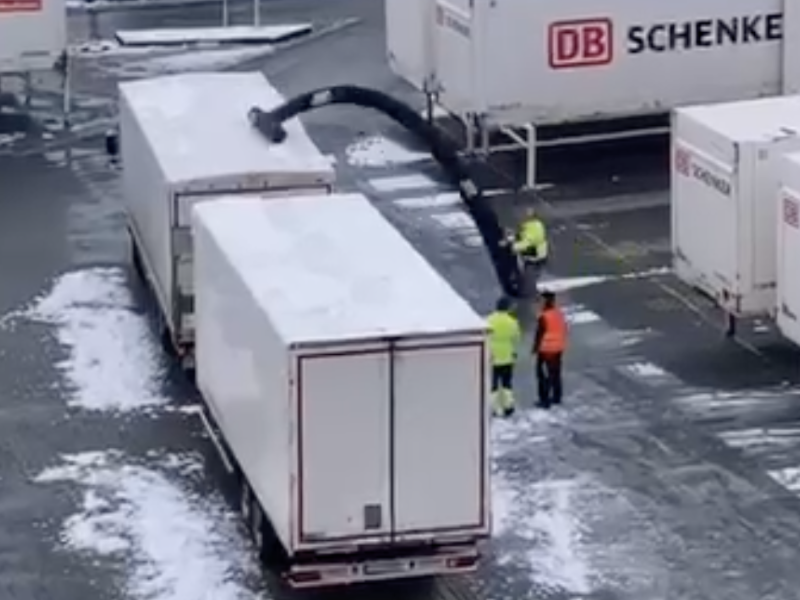 Фотография "МЕГА СКРЕБОК" - надувной скребок для очистки снега с фур и прицепов из ткань ПВХ (PVC) ТаймТриал