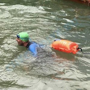 Надувной буй безопасности для плавания на открытой воде (водоёме) с отсеком для вещей