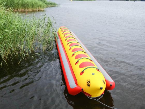 Надувной водный аттракцион Банан для катания по воде