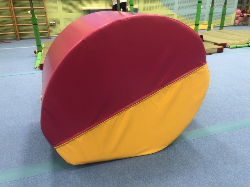 Фотография "ФЛИК-ФЛЯК БОЛЬШОЙ" - Мягкий модуль для гимнастики для использования в спортивном зале детского сада, школы или спортивного клуба для детей и подростков из ткань ПВХ (PVC) ТаймТриал