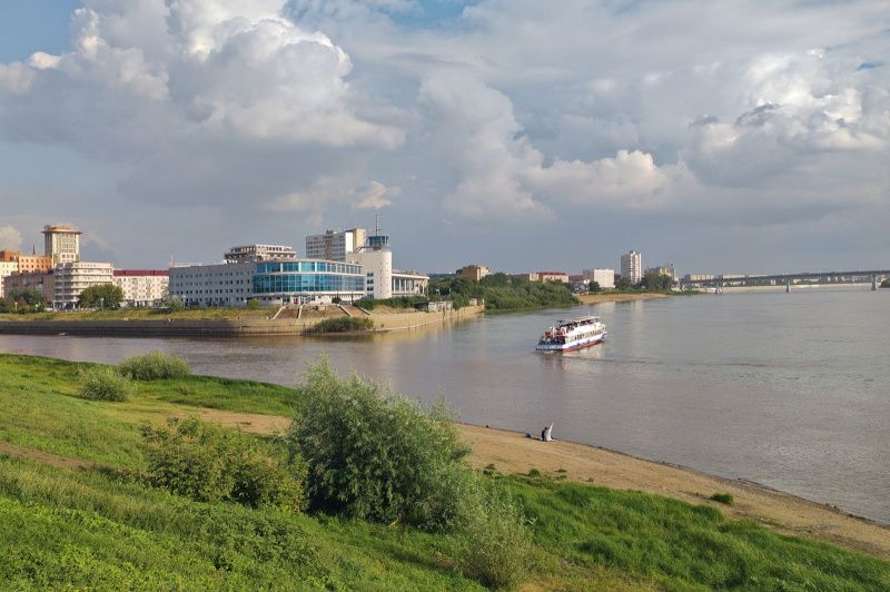 Слияние рек Омь и Иртыш в Омске, вид на городской берег