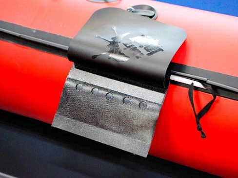 Съемный держатель для рыболовных крючков на гребенку с клапаном антизацеп, блесен и воблеров на надувную лодку, байдарку или каяк