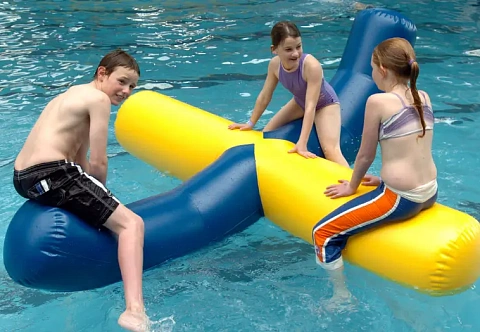 "ВОДНЫЕ КАЧЕЛИ Х" - надувной аттракцион