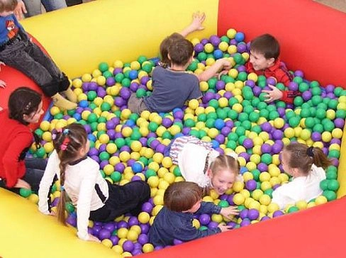 Надувная детская игровая площадка или сухой бассейн с шариками для детей, взрослых