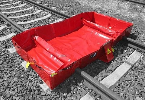 Складной защитный поддон для использования на железнодорожных путях
