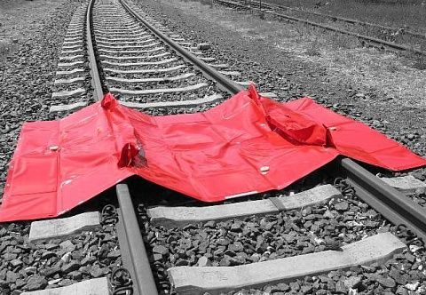 Складной защитный поддон для использования на железнодорожных путях