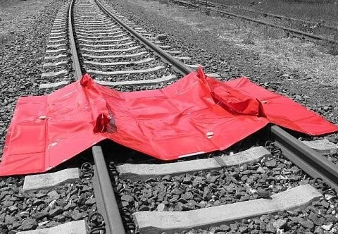 Складной защитный поддон для использования на железнодорожных путях