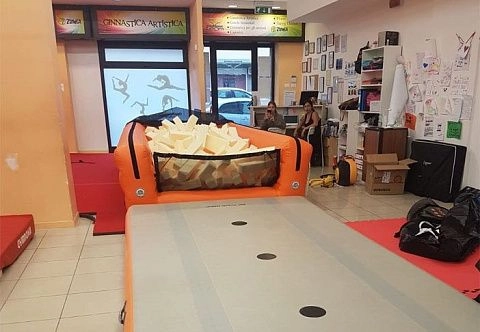 Надувная мобильная поролоновая яма с надувным дном для зоны приземления в акробатике, гимнастике