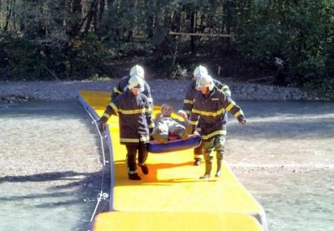 Мобильный надувной понтонный мост из AirDeck для автомобилей, техники