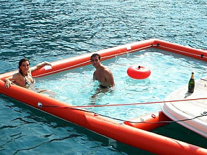 Надувной бассейн для купания в открытом море