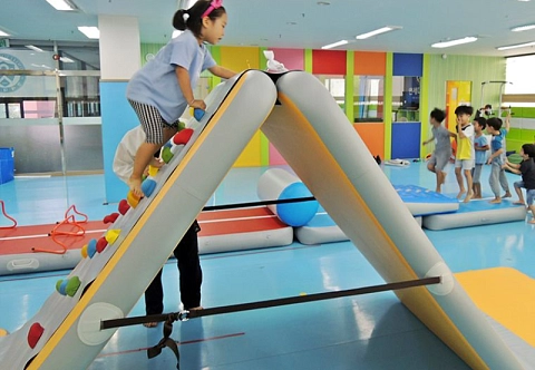 Надувной складной скалодром-мат для скалолазания