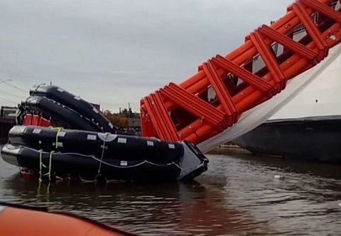 Надувной аварийный бортовой трап для спуска с корабля, яхты и судна