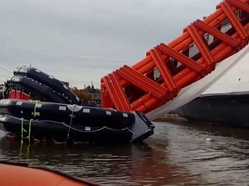 Надувной аварийный бортовой трап для спуска с корабля, яхты и судна
