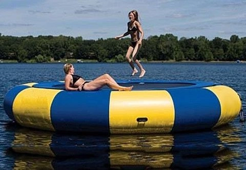 Надувной круглый водный батут на море, озеро, пляж