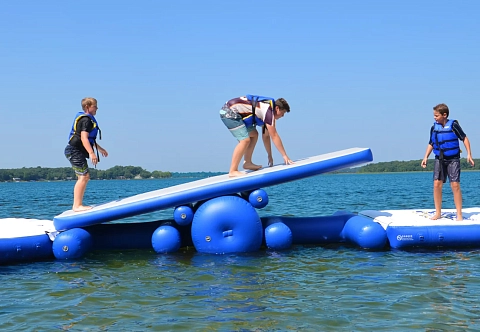 Аттракцион надувной водный плот-качели AirDeck