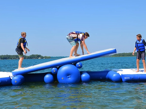Аттракцион надувной водный плот-качели AirDeck