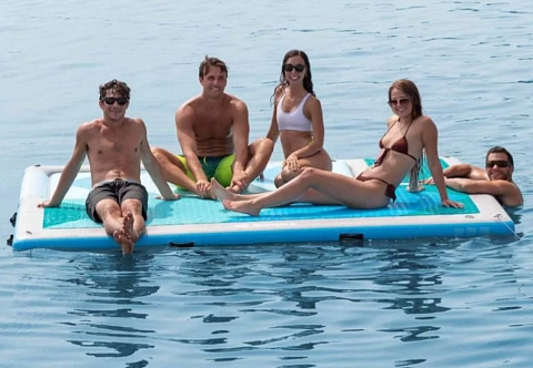 Надувная водная платформа с горкой из AirDeck для отдыха на воде