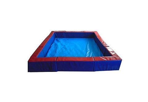 Сухой квадратный бассейн