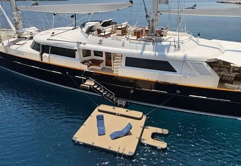 Надувной плот-платформа к яхте, катеру для отдыха