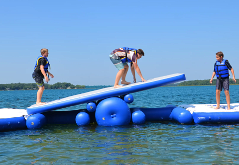 Аттракцион надувной водный плот-качели AirDeck
