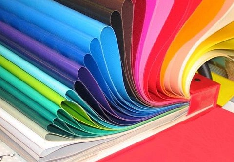 Куски и обрезки цветной ткани ПВХ плотностью от 400 до 1200 г/кв.м