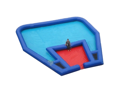 Надувной бассейн с площадками для загрузки аттракционов