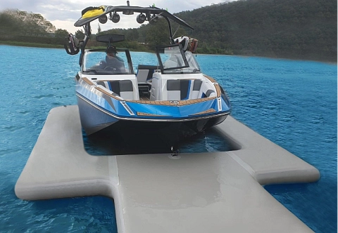 U-образный пирс-понтон для швартовки катера — надувная причальная платформа