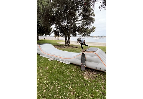 Надувная мобильная рампа для катания на скейтборде