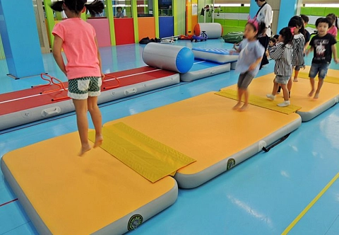 Надувной складной скалодром-мат для скалолазания