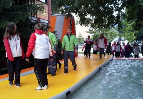 Мобильный надувной понтонный мост из AirDeck для автомобилей, техники