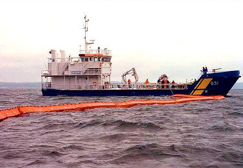 Надувные защитные боновые ограждения. Нефтесборные сооружения