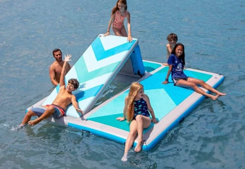 Надувная водная платформа с горкой из AirDeck для отдыха на воде