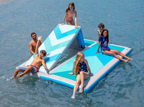 Надувная водная платформа с горкой из AirDeck для отдыха на воде