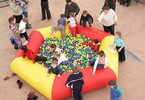 Надувная детская игровая площадка или сухой бассейн с шариками для детей, взрослых