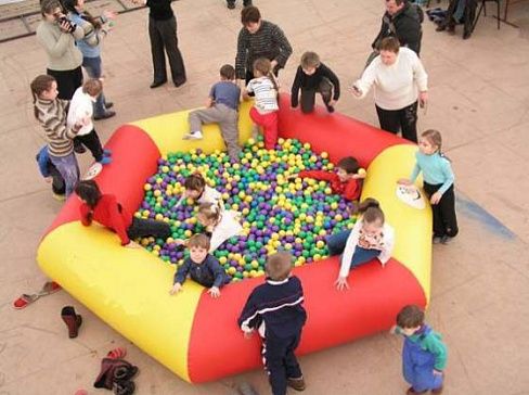 Надувная детская игровая площадка или сухой бассейн с шариками