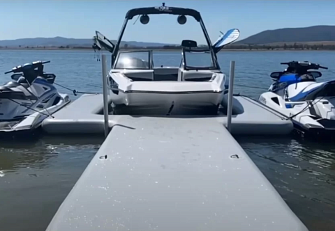 Надувная швартовая U-платформа (причал, пирс, пристань) из AirDeck (воздушная палуба) для швартовки катера, лодки, яхты