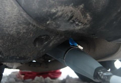 Система накачки (шланг) надувного домкрата с помощью выхлопной трубы