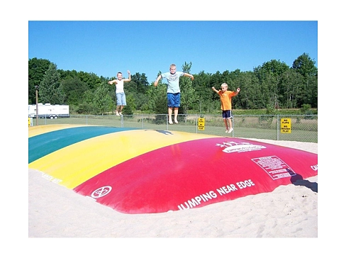 "JUMPING PILLOW (НАДУВНАЯ ПОДУШКА, БАТУТ)" - уличный аттракцион для прыжков детей, в парк, на пляж, бизнеса