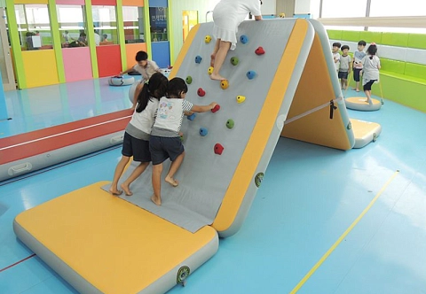 Надувной складной скалодром-мат для скалолазания