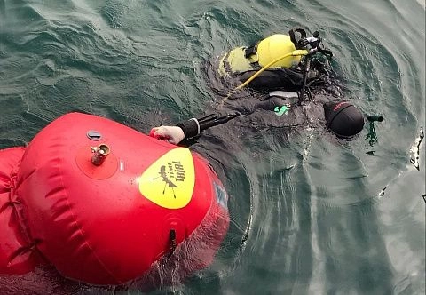 Эластичный надувной понтон для водолазов, подъема из воды грузов
