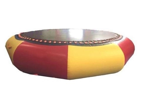 Надувной круглый водный батут на море, озеро, пляж