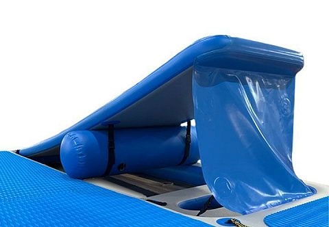 Надувная водная платформа с горкой из AirDeck для отдыха на воде