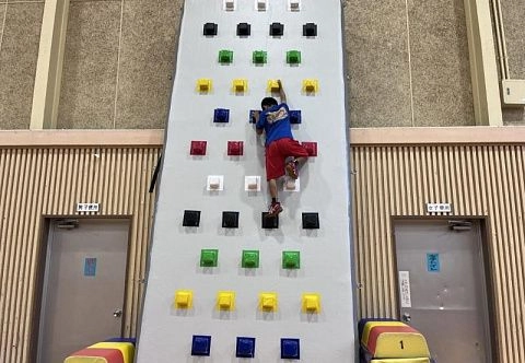 Надувной мобильный скалодром для взрослых и детей из AirDeck Drop Stitch