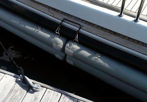 Надувной (пневматический) защитный швартовый, причальный кранец (баллон) для швартовки катера, яхты, лодки