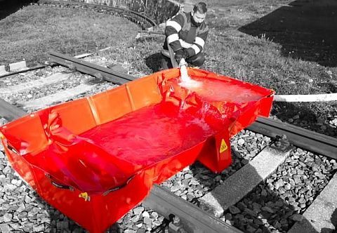 Складной защитный поддон для использования на железнодорожных путях